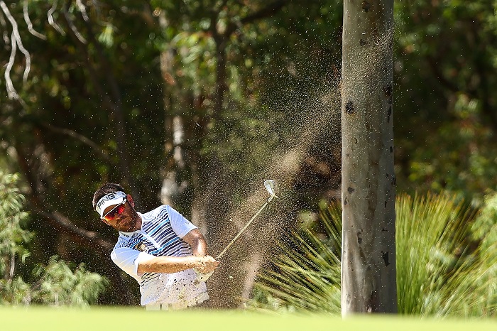 Hole-out helps Oosthuizen reach top eight
