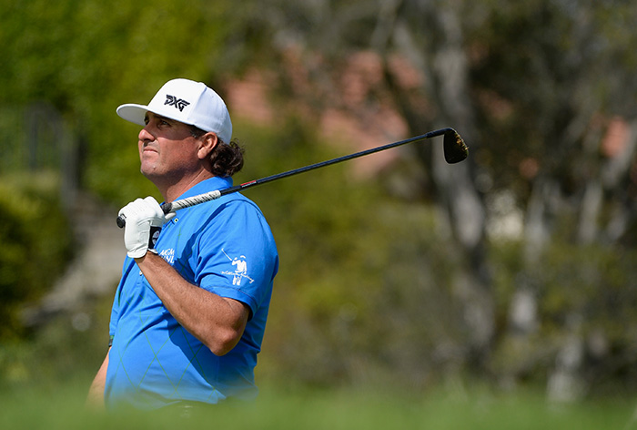 Pat Perez doesn’t shout fore, hits fans twice!