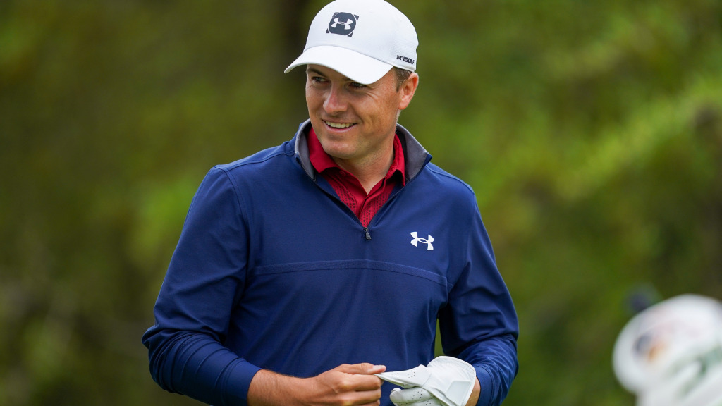 Spieth clings to one-shot lead over Kokrak at Colonial