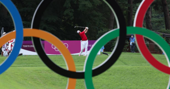 Olympic golf first round suspended over lightning