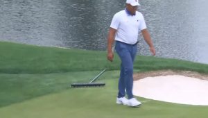 Jhonattan Vegas lucky break off bunker rake