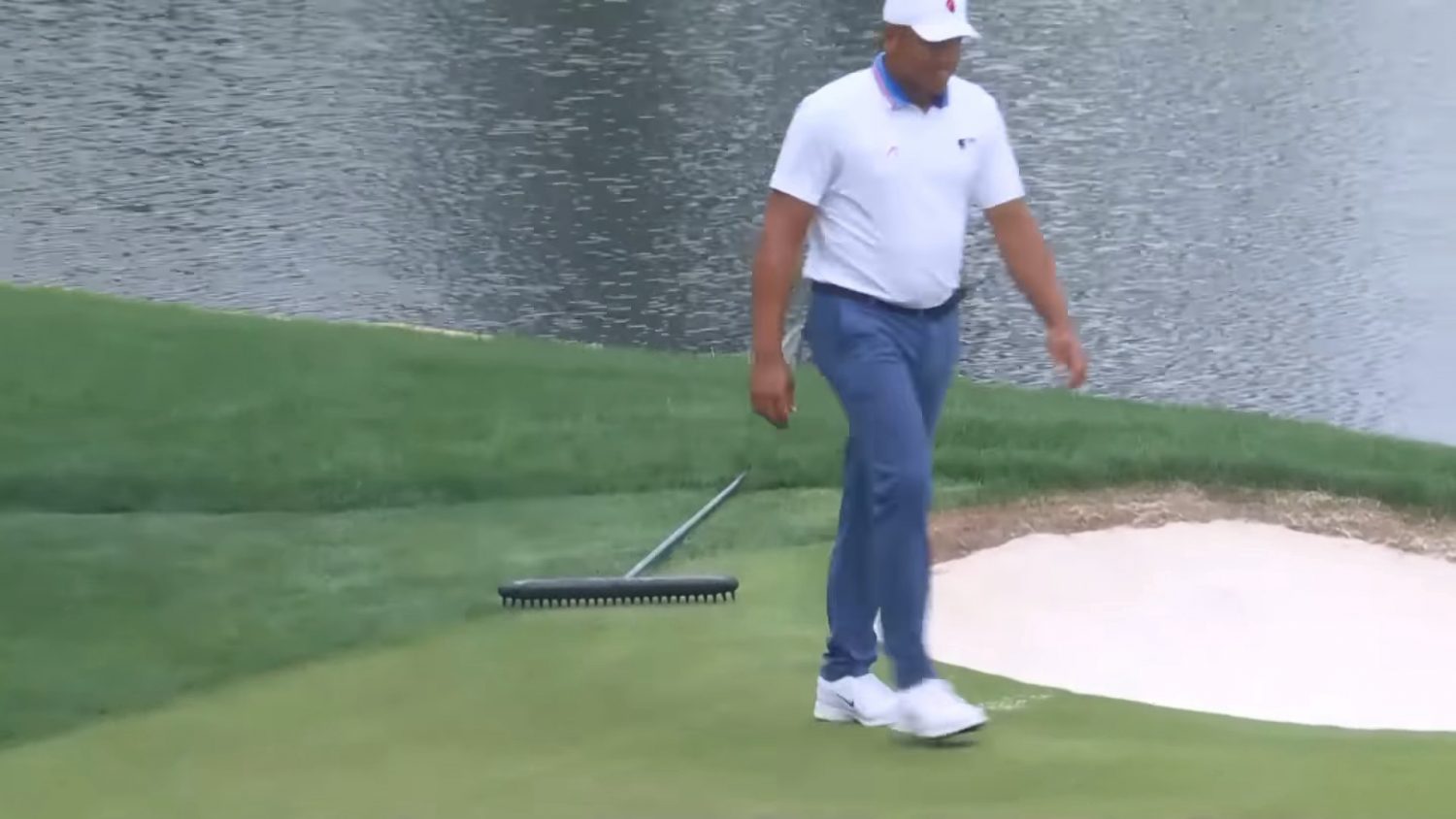 Jhonattan Vegas lucky break off bunker rake